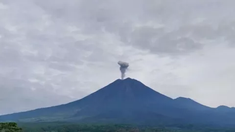 Gunung Semeru Erupsi, Tinggi Kolom Letusan 1 Kilometer - GenPI.co JATIM