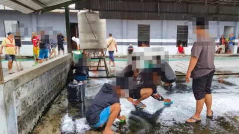 38 Orang Kedapatan Pesta Miras di Surabaya, Diberi Sanksi Sosial - GenPI.co JATIM