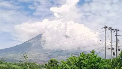 Abu Vulkanik Gunung Semeru ke Permukiman, Warga Diimbau Pakai Masker - GenPI.co JATIM