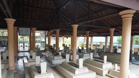 Kenalan Yuk, 2 Bupati Bojonegoro yang Makamnya Jadi Wisata Religi - GenPI.co JATIM