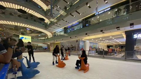 Pengelola Ice Skating Grand City Pastikan Prokes Ketat - GenPI.co JATIM