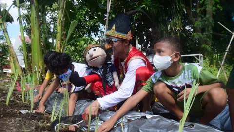 Petruk Berkelana ke Surabaya Dekati Anak-anak, Tujuannya Mulia - GenPI.co JATIM
