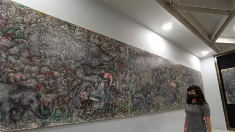 I Nyoman Ari Winata Kisahkan Kehidupan Bali dalam Lukisan 8 Meter - GenPI.co JATIM