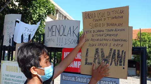 Warga Blokade SDN Barata Jaya Surabaya, Ada Apa? - GenPI.co JATIM
