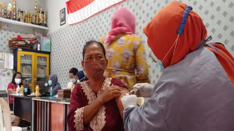 Vaksin di Surabaya Sasar Perkampungan, Warga Acungi Jempol - GenPI.co JATIM