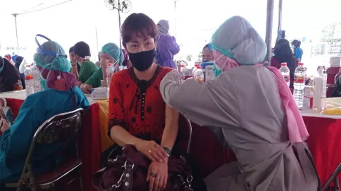 Jadwal Vaksin Covid-19 Terbaru Surabaya Hari Ini, Buka Sampai Malam, Segera Daftar! - GenPI.co JATIM