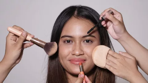 5 Cara Memakai Make Up, Khusus Kulit Wajah Kering - GenPI.co JATIM