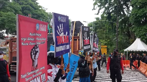 Demo di Surabaya Hari ini, Buruh Bawa Sejumlah Tuntutan - GenPI.co JATIM