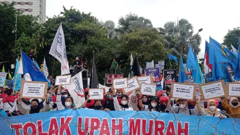 Buruh Demo Hari ini Bawa 1 Permintaan kepada Gubernur Jatim - GenPI.co JATIM