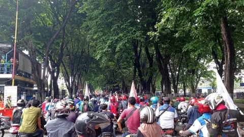 Buruh di Surabaya Mulai Bergerak, Jalan Sier-Kendangsari Macet - GenPI.co JATIM