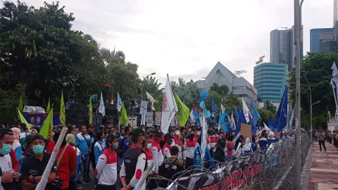 Aksi Demo Lanjut, Buruh Berharap Gubernur Merenung - GenPI.co JATIM