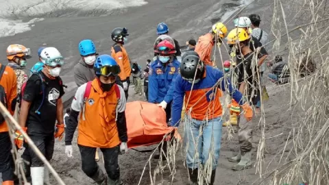 Korban Meninggal Erupsi Gunung Semeru Bertambah, Sudah 34 Orang - GenPI.co JATIM