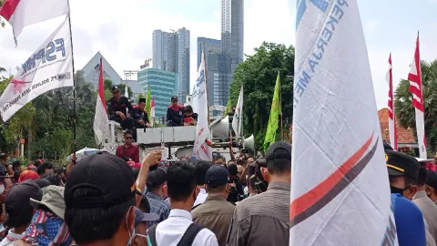 Demo Lagi, Buruh Ngotot Minta Gubernur Jatim Revisi Keputusan UMK - GenPI.co JATIM