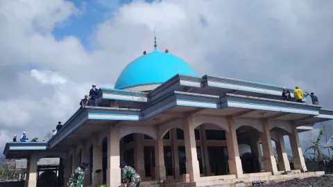Masyaallah, Masjid di Lereng Semeru ini Tetap Kokoh Berdiri - GenPI.co JATIM