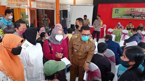Tengok Aksi Mensos Risma Bagikan BPNT Secara Langsung di Surabaya - GenPI.co JATIM