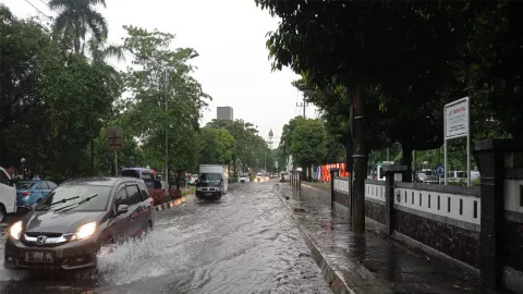 Hujan Deras, Sejumlah Jalan di Surabaya Banjir - GenPI.co JATIM