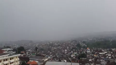 Prakiraan cuaca Jawa Timur, Hujan Petir Mulai Siang, Waspada - GenPI.co JATIM