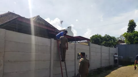 Sengekta Tanah, Tembok 3 Meter Tutup Rumah Warga, Mana Nuraninya - GenPI.co JATIM