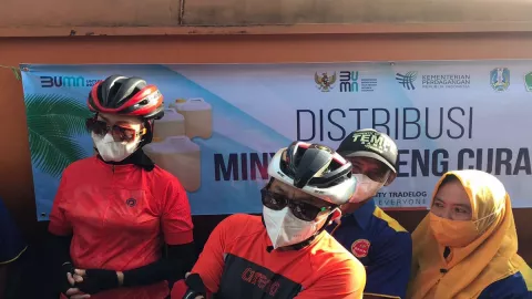 Kendarai Sepeda, Sutiaji ke Sanan, Salurkan Minyak Goreng - GenPI.co JATIM