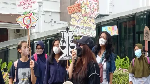 International Women's Day, IWD Surabaya Tuntut Kesetaraan Gender - GenPI.co JATIM