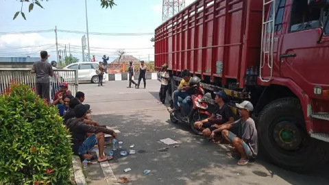 Sopir Truk di Malang Demo ODOL, Parkir di Simpang Empat Karanglo - GenPI.co JATIM