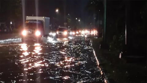 Hujan Deras di Surabaya, Beberapa Daerah Banjir - GenPI.co JATIM