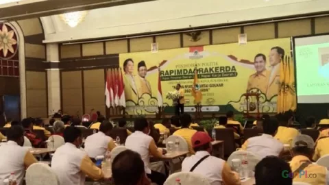 Kader Partai Golkar di Surabaya Simak, Ada Instruksi Penting - GenPI.co JATIM