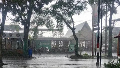 Angin Kencang di Malang Rusak Sejumlah Tempat Usaha dan Kafe - GenPI.co JATIM