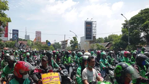 Ribuan Ojol Banjiri Jalan Ahmad Yani, Lalu Lintas Macet - GenPI.co JATIM