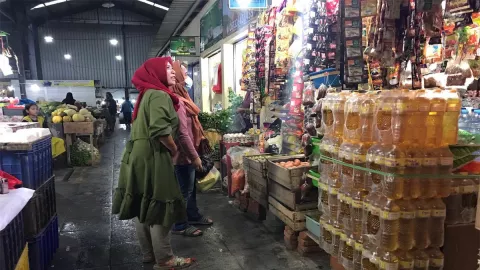 Pasokan Minyak Goreng di Pasar Kepanjen Kurang, Pedagang Mengeluh - GenPI.co JATIM