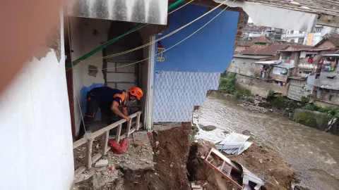 Dampak Hujan Deras, Tanah Ambles Hancurkan 3 Bangunan di Malang - GenPI.co JATIM