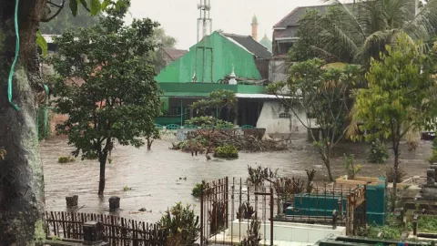Banjir Kota Malang, Plengsengan Hingga Pagar Rumah Warga Ambrol - GenPI.co JATIM
