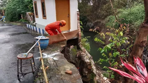 Hujan Deras Kota Malang, Plengsengan Ambrol - GenPI.co JATIM