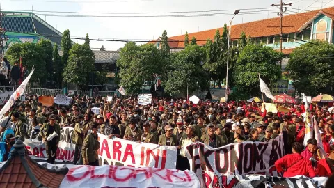 Massa Mahasiswa Minta Ketua DPRD Jawa Timur Keluar Gedung - GenPI.co JATIM