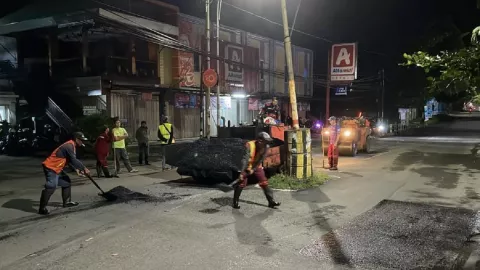 Perbaikan Jalan Rusak di Malang Dikebut, Warga Hati-Hati Melintas - GenPI.co JATIM