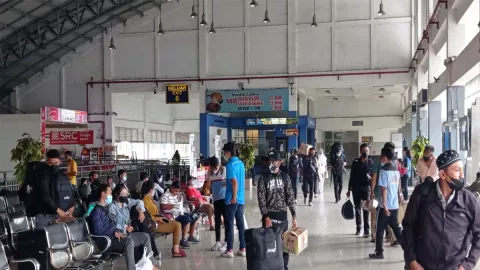 Terminal Purabaya Mulai Dipadati Pemudik, 3 Hari Jelang Idulfitri - GenPI.co JATIM