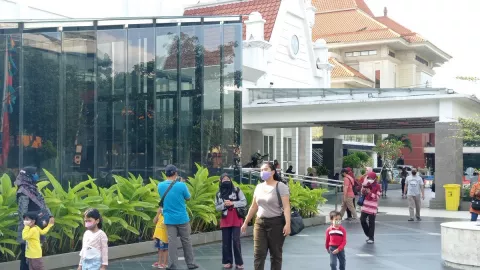 Keindahan Alun-Alun Surabaya Tarik Minat Wisatawan Luar Kota - GenPI.co JATIM