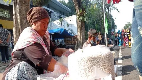 Pedagang Berondong Jagung Bersyukur Jualannya Laris di CFD Darmo - GenPI.co JATIM