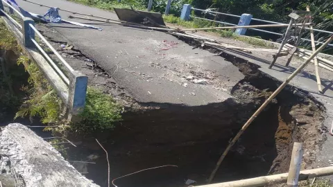 Jembatan Pengubung Desa Ambrol, 4 Bulan Tak Kunjung Diperbaiki - GenPI.co JATIM