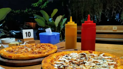 Titik Kumpul Pizza Kafe Siap Buat Ngiler, Harga Bersahabat - GenPI.co JATIM