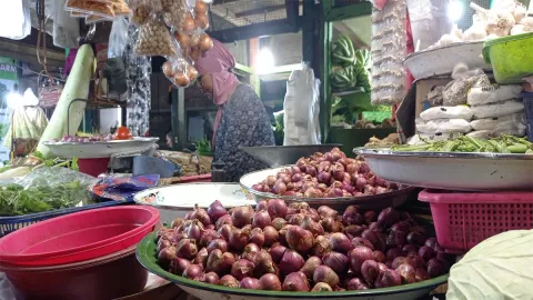 Ibu-Ibu di Surabaya Tersenyum Tahu Harga Bawang Merah, Murah Kok! - GenPI.co JATIM