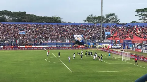 Arema FC Unggul Tipis Atas PSIS Semarang di Babak Pertama - GenPI.co JATIM