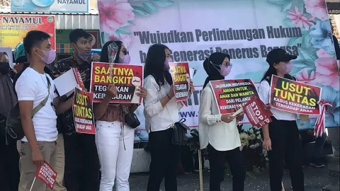 Ratusan Massa Datangi PN Malang Saat Sidang Bos SMA SPI - GenPI.co JATIM