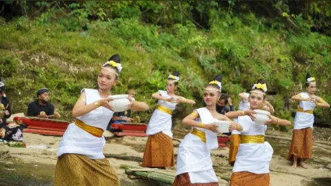 Larung Sesaji, Tradisi dan Budaya Kota Malang di Sungai Brantas - GenPI.co JATIM
