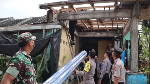 28 Rumah di Malang Rusak Akibat Angin Kencang - GenPI.co JATIM