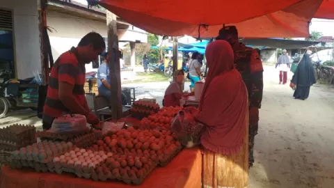 Pedagang di Malang Ungkap Hal yang Ditakutkan Bila Harga Telur Naik - GenPI.co JATIM