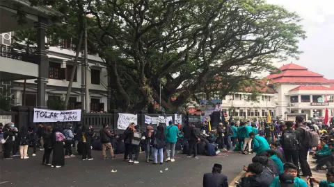 BEM Malang Raya Gelar Aksi Demo Kenaikan Harga BBM, Bawa 6 Tuntutan, ini Isinya - GenPI.co JATIM