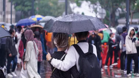 Cuaca Jawa Timur Hari Ini, Warga Surabaya Waspada Hujan Lebat Malam Hari - GenPI.co JATIM