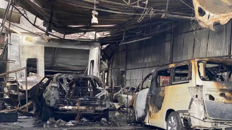 Bengkel Mobil di Surabaya Kebakaran, 3 Mobil Mewah Tinggal Rangka - GenPI.co JATIM