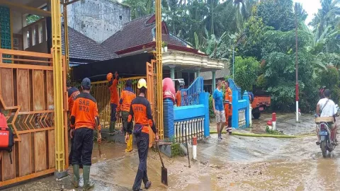 Banjir di Malang Selatan Surut, Warga Bersihkan Lumpur - GenPI.co JATIM